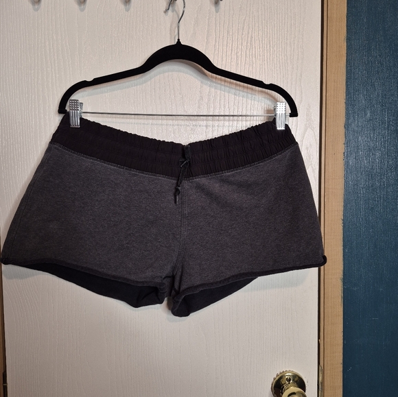 602 lululemen Women's Gray Shorts - Picture 1 of 3